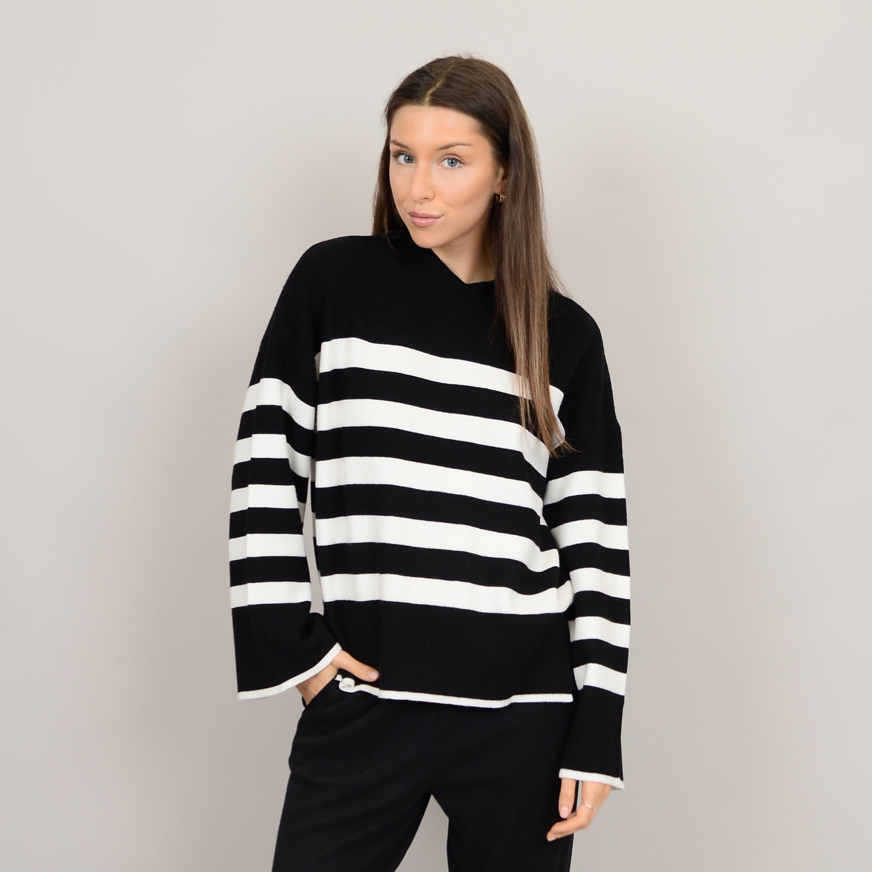 LIGHTWEIGHT STRIPE CREWNECK SWEATER (BLACK AND WHITE) Sweater RD STYLE 