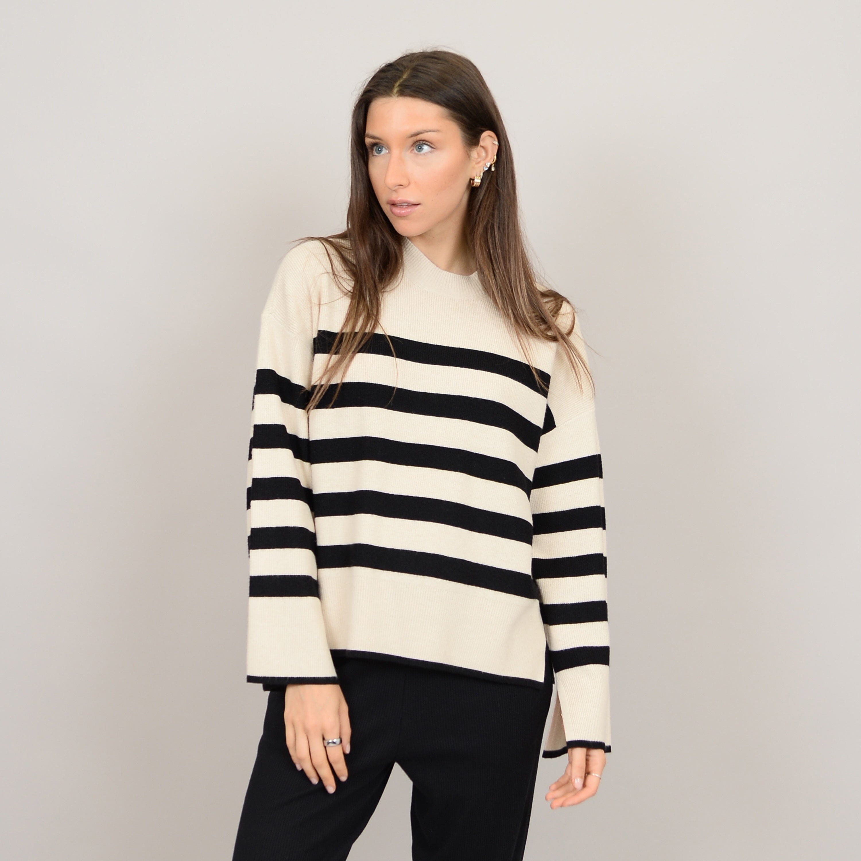 LIGHTWEIGHT STRIPE CREWNECK SWEATER (WHITE AND BLACK) Sweater RD STYLE 