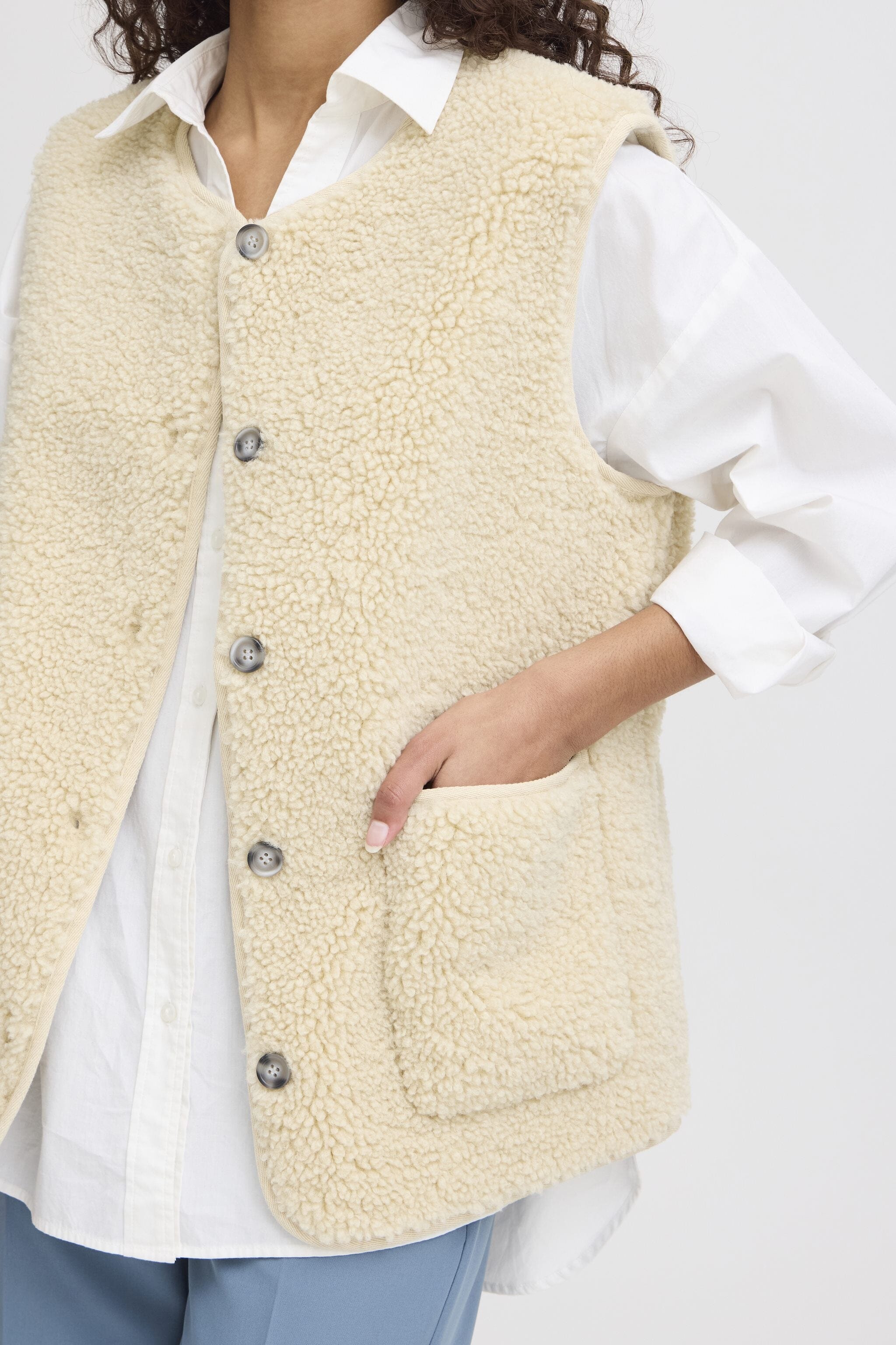 ALMOND MILK SHERPA VEST VEST ICHI 