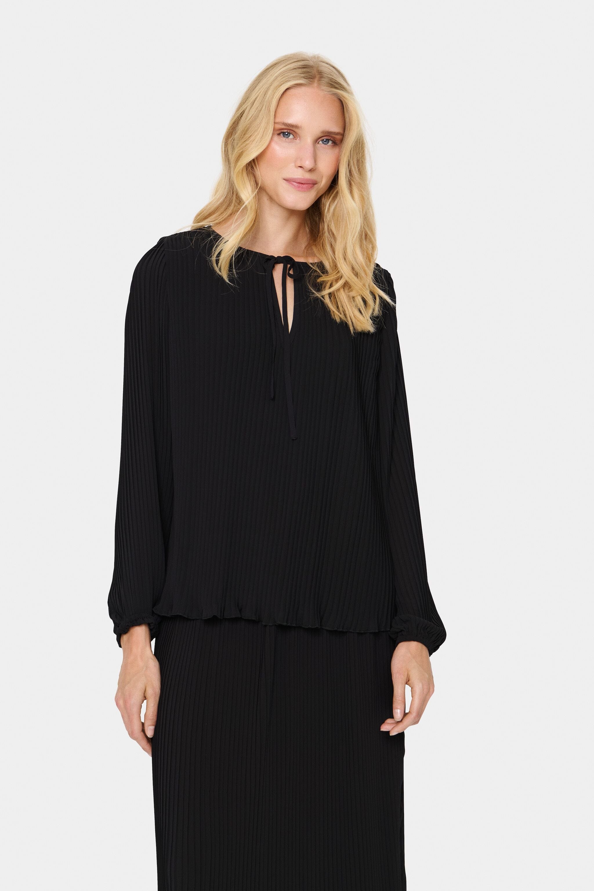 DELICATE PLEATED BLOUSE (BLACK) Top saint tropez 