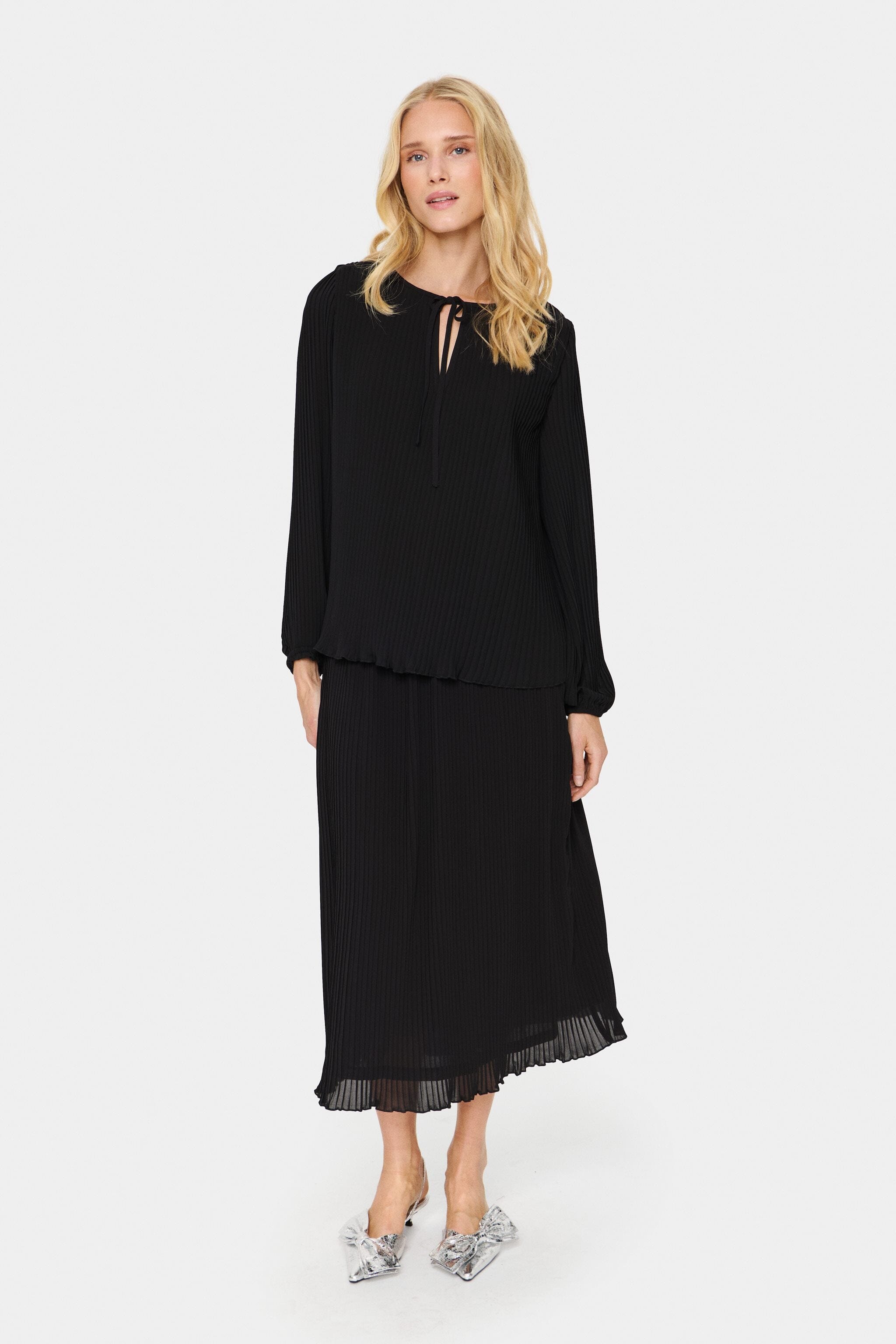 DELICATE PLEATED BLOUSE (BLACK) Top saint tropez 