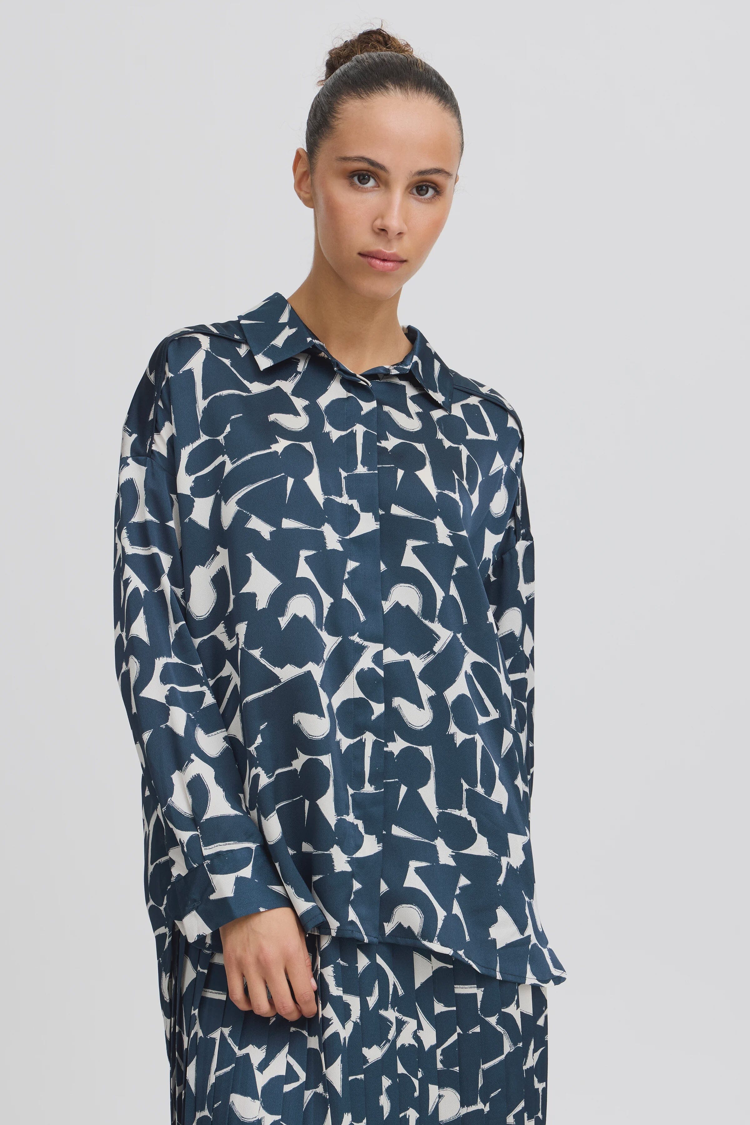 NAVY ABSTRACT PRINT BLOUSE Top ICHI 